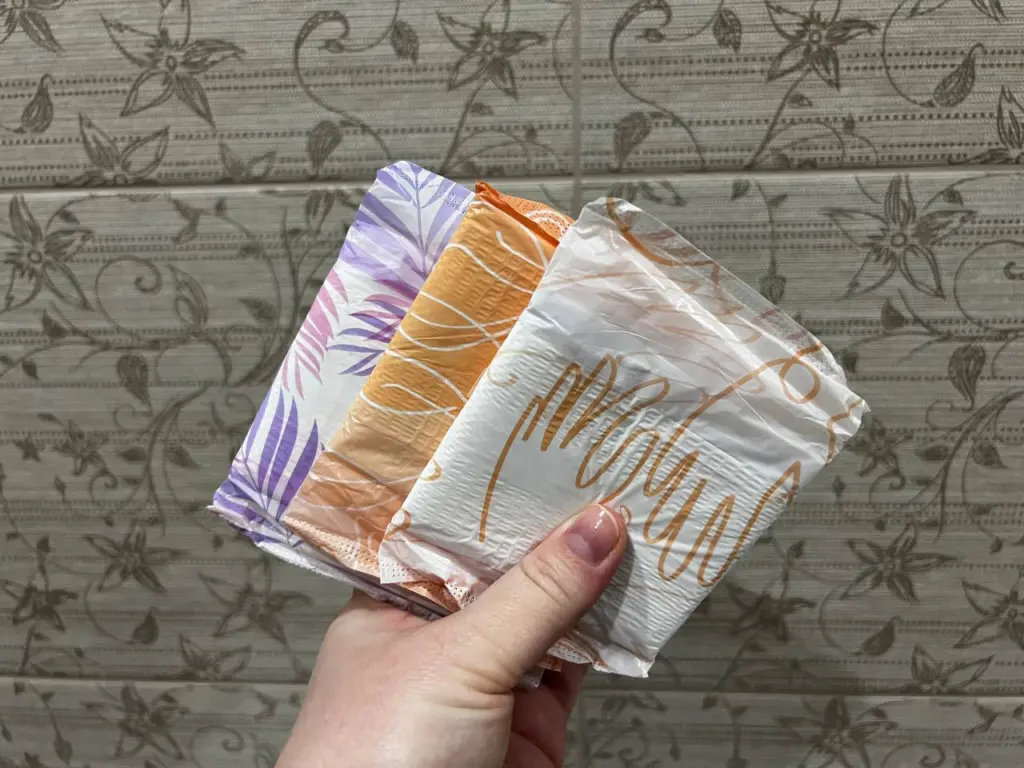 Положила простую прокладку в кухонный шкаф — не для аромата, а чтобы справиться с этой деликатной проблемой