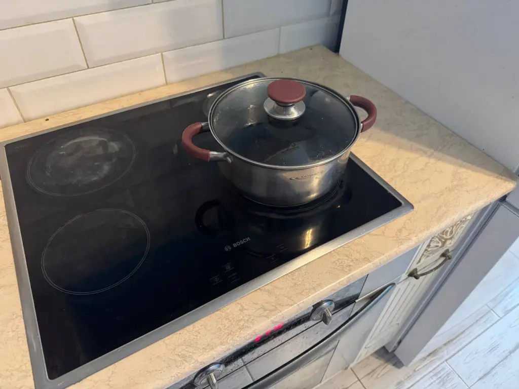 Одна упаковка этого средства в таз — и крышки блестят чистотой: никакого налета и мутности