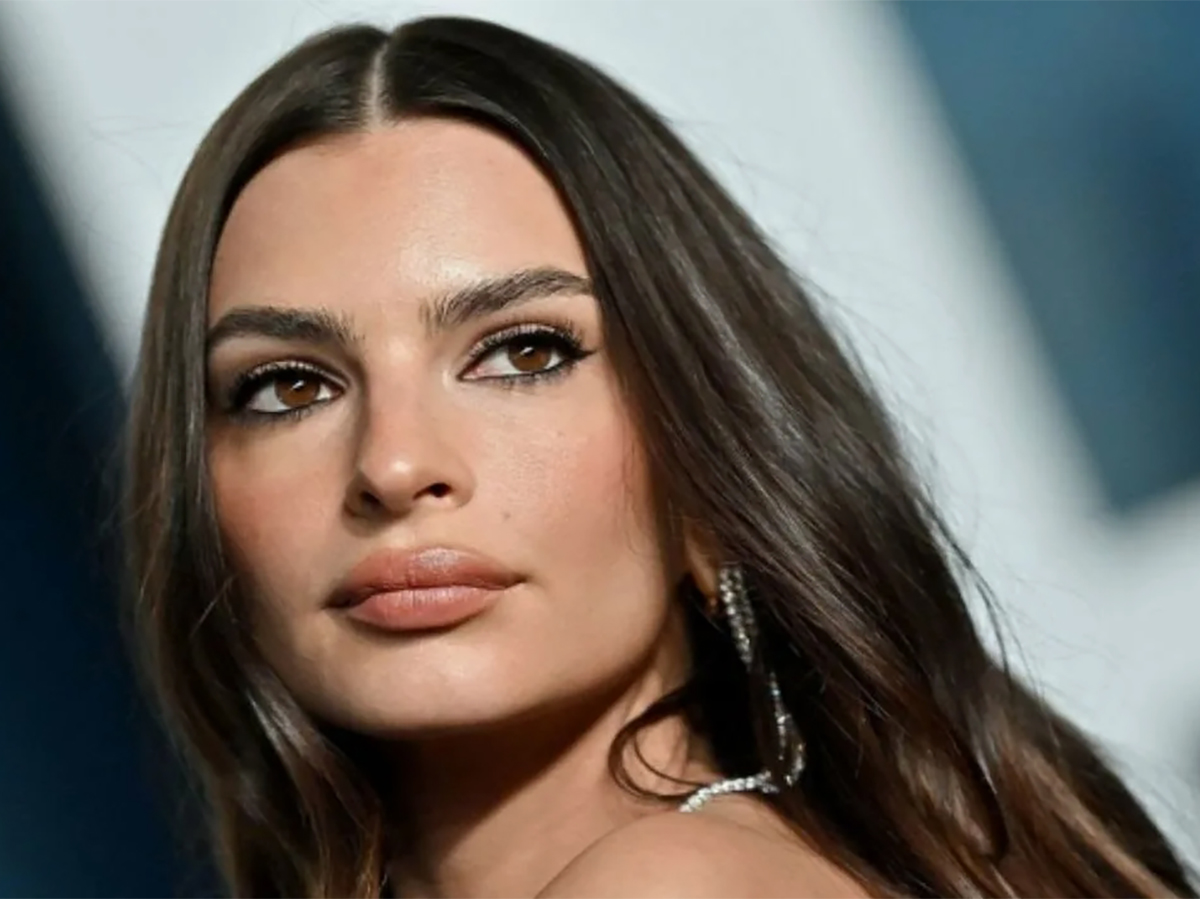 Эмили Ратаковски удивила поклонников откровенной фотосессией без одежды0