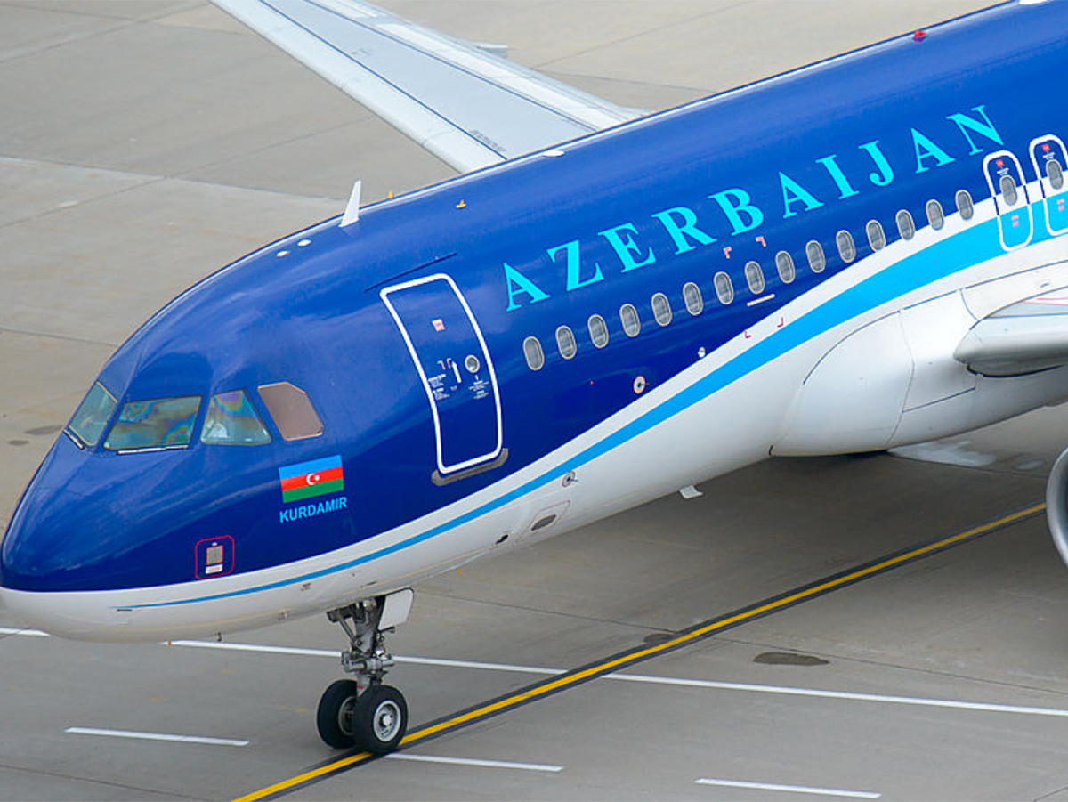 Новый инцидент с самолетом AZAL: лайнер час кружил над Пулково из-за проблем с шасси0