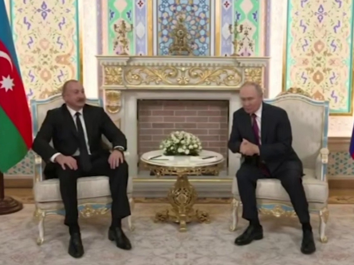 Путин обсудил крушение самолета AZAL на встрече с Алиевым0