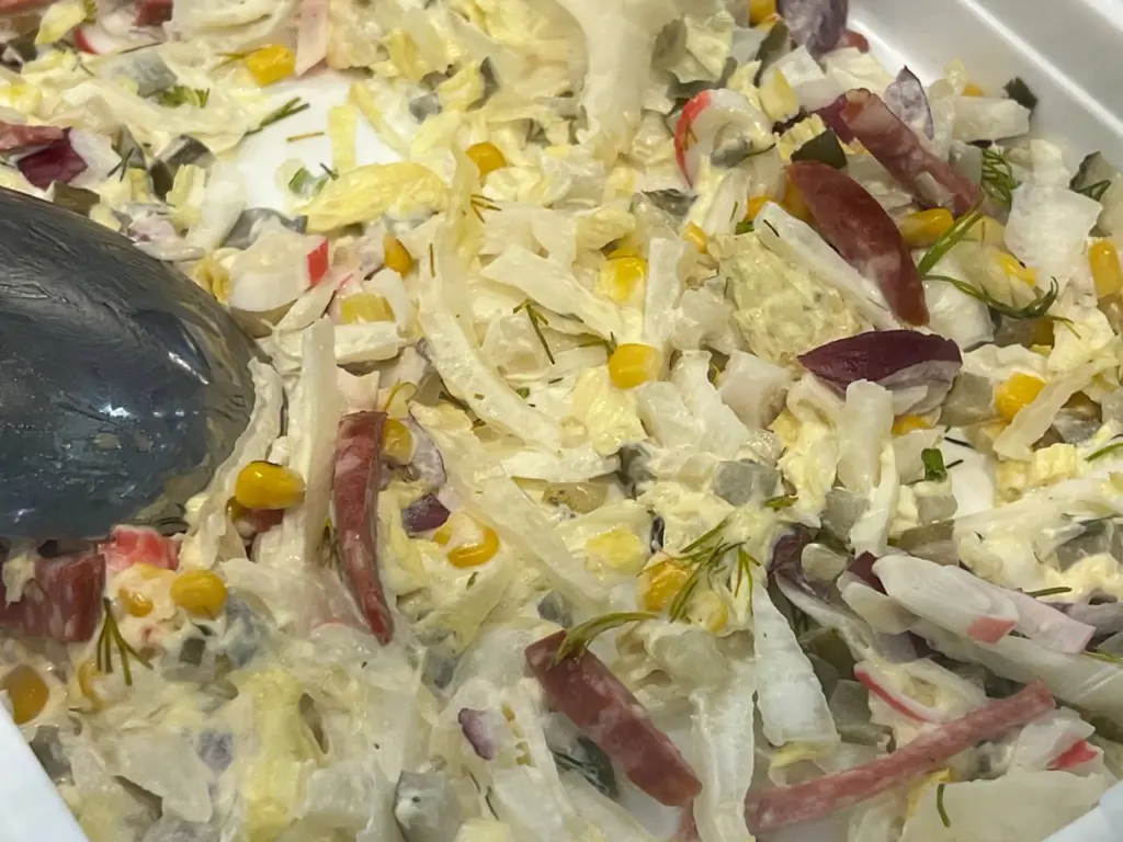 Празднуйте год Красной Огненной Лошади с новым салатом «Севастопольский», который потеснит «Шубу» и «Оливье» на вашем столе