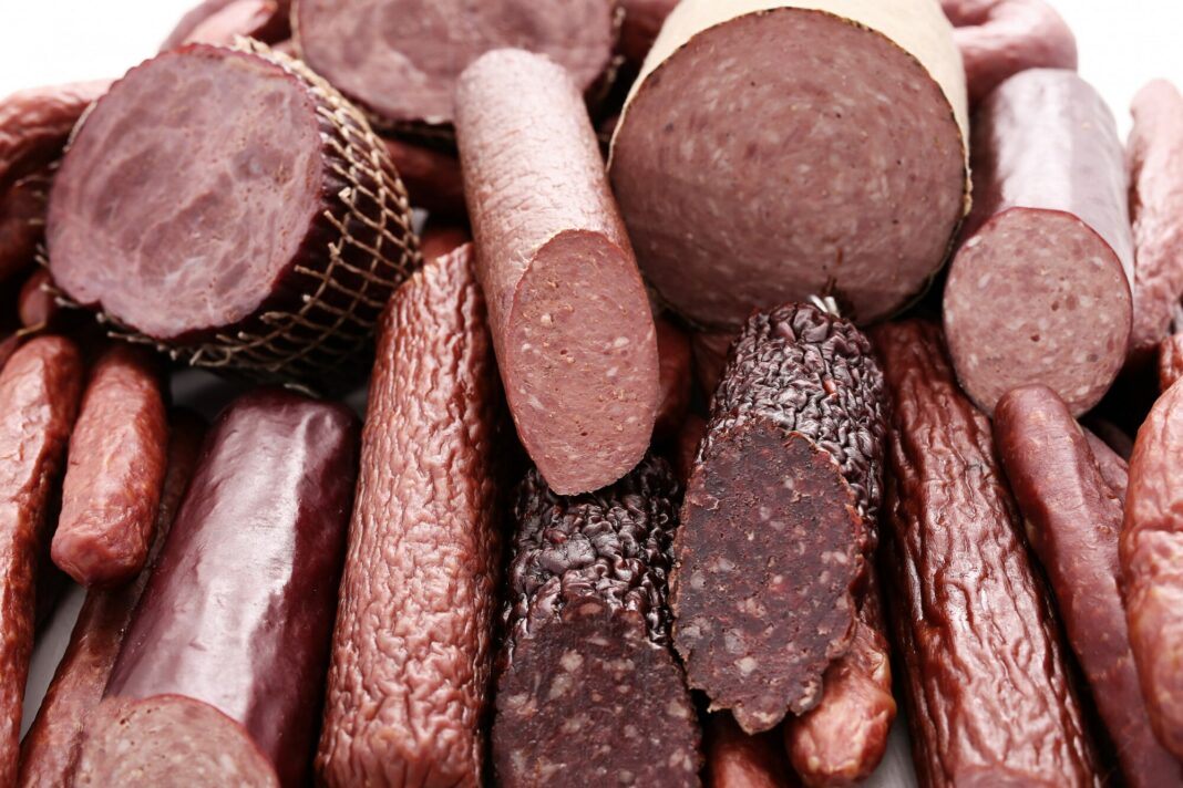 Раскрыта новая угроза: К чему ведет «мясной клей» в популярных продуктах0