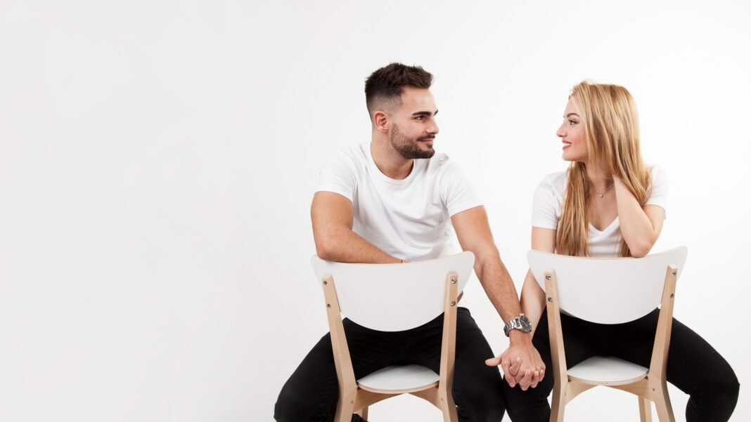 couple-chairs-holding-hands0