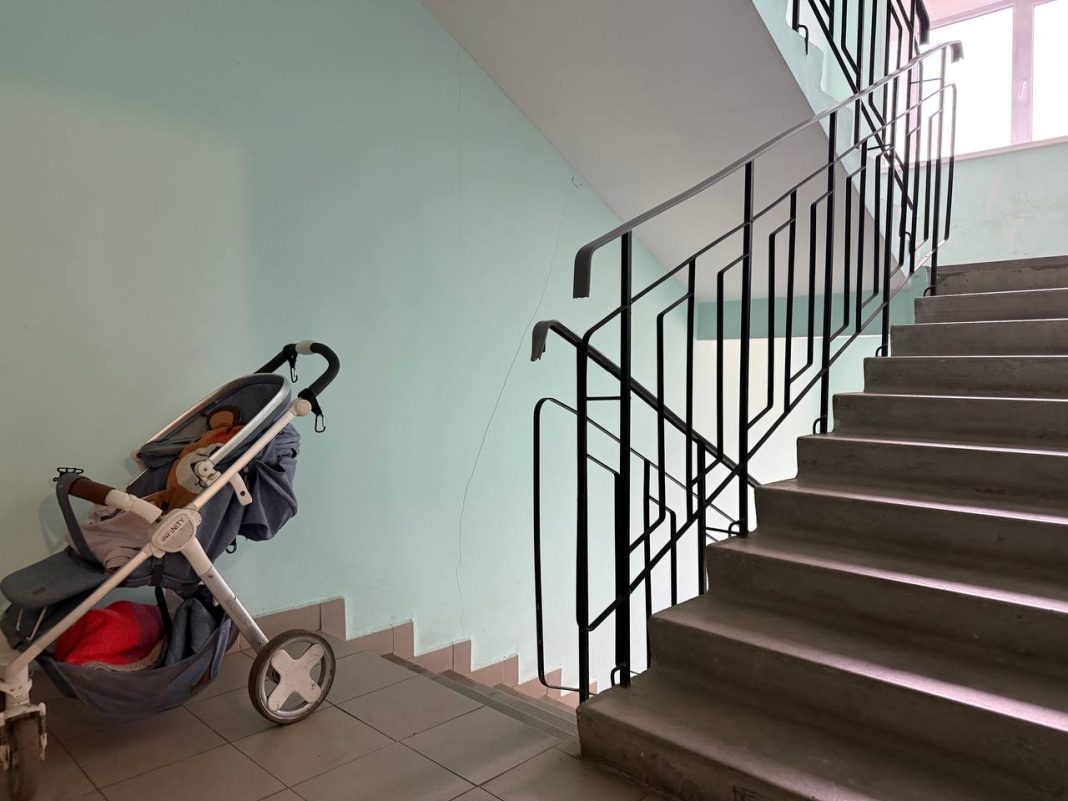 Накажут всех: депутат Колунов ответил, что за коляски в подъезде грозит штраф0