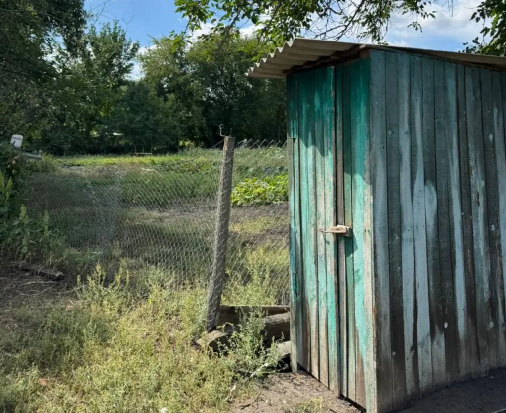 Одно ведро в дачный туалет — запаха не будет целый год: о хлорке и извести можно забыть — этот способ проще и надежнее