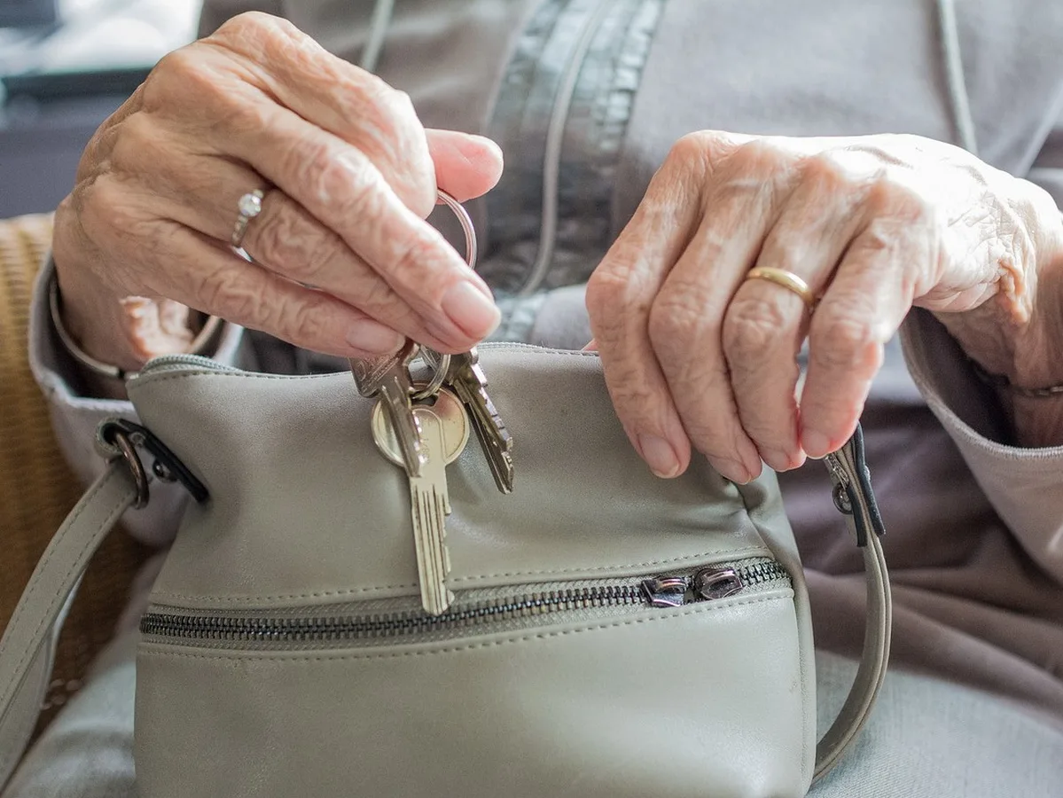 В России суд не удовлетворил иск пенсионерки, которая продала квартиру из-за мошеннического влияния0