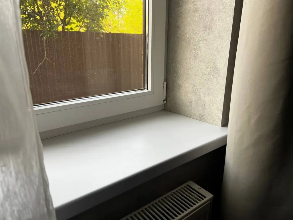 Возвращаем свежесть пластиковому подоконнику и откосам с помощью советов эксперта