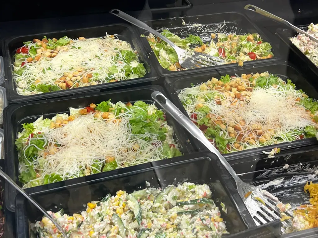 Салат «Снежная изба» — идеальная альтернатива «Оливье» и «Цезарю» для новогоднего стола