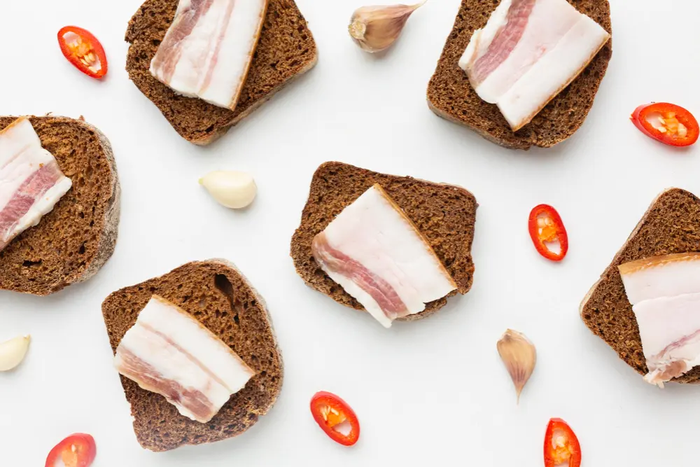 Варёное сало в упаковке – удивительно мягкое, тающее во рту, с насыщенным ароматом и идеально сбалансированным солью