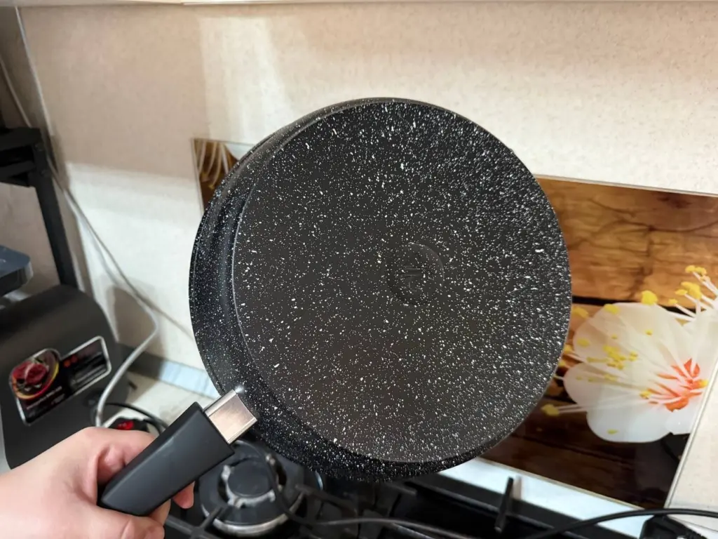 Два пакетика кипятка и сковородка снова сияет без жира и нагара