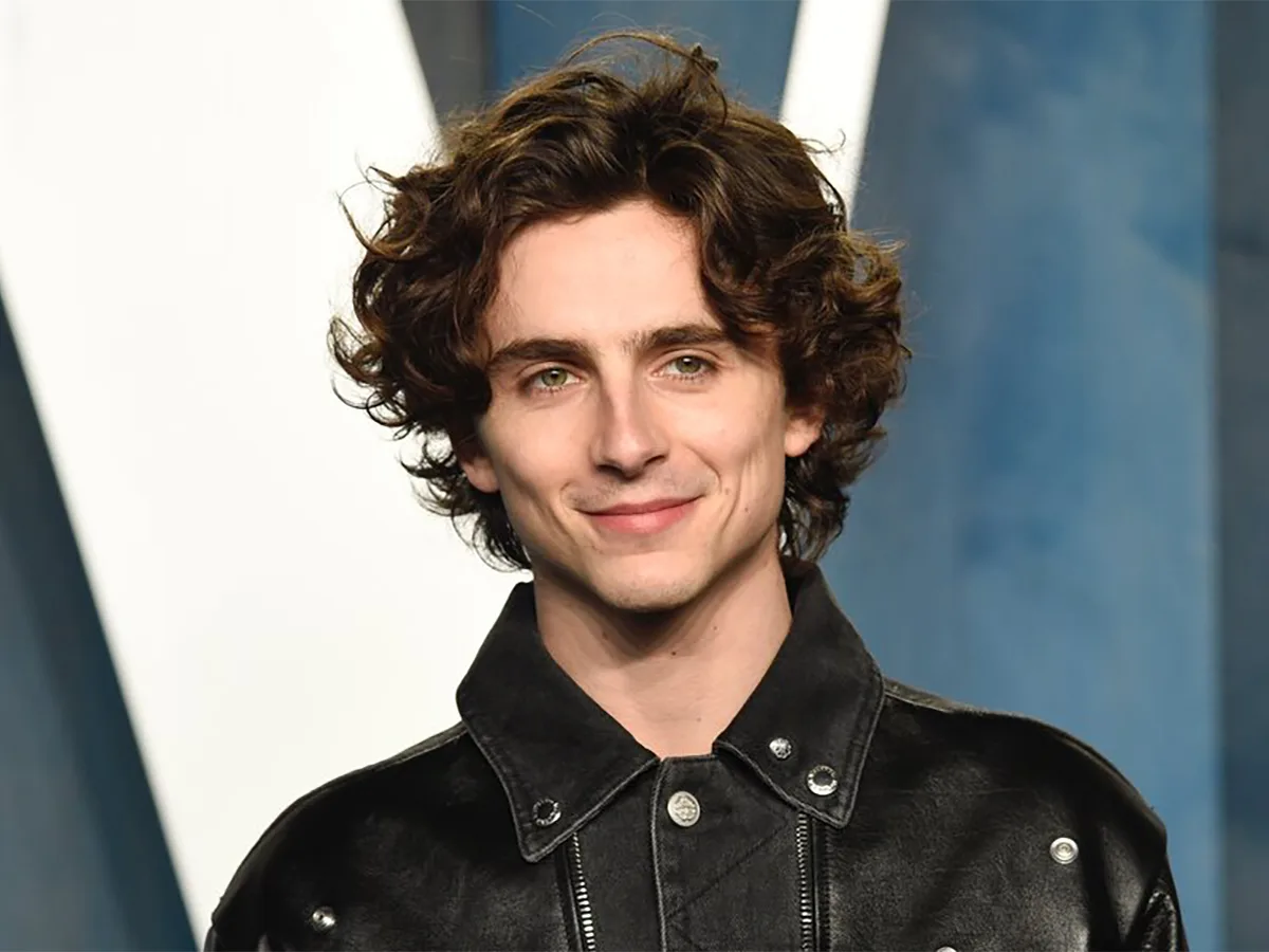 Тимоти Шаламе стал объектом насмешек в интернете из-за странной обложки Vogue0