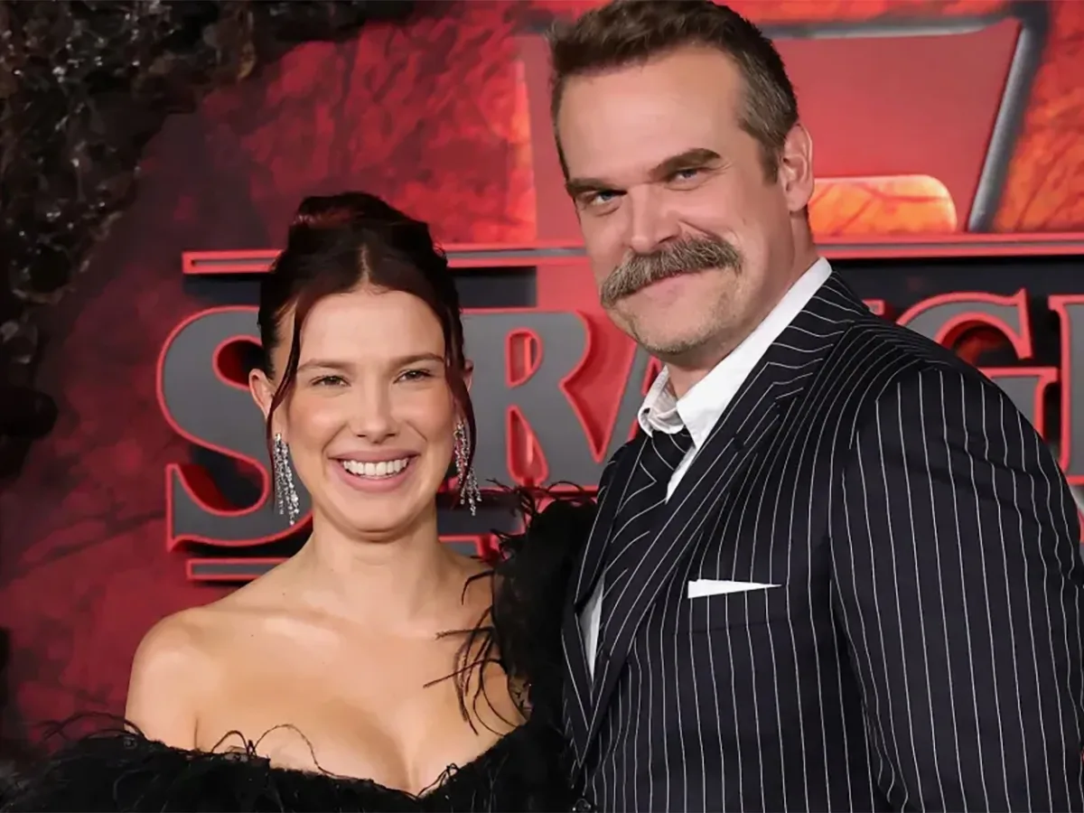 Звезда сериала «Очень странные дела» появилась на премьере в откровенном платье0