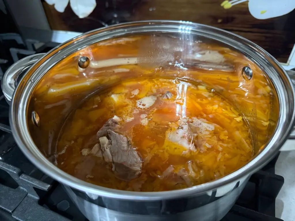 Секрет наваристого бульона из борща, который помнят все бабушки — вкус детства из СССР