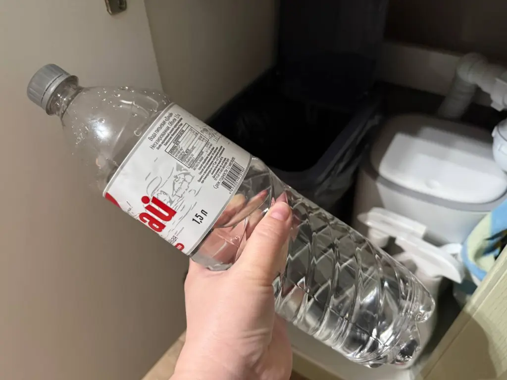 Разрезаю пластиковую бутылку и любой засор вылетает со свистом делаю так уже много лет и о вантузе с сантехниками забыла