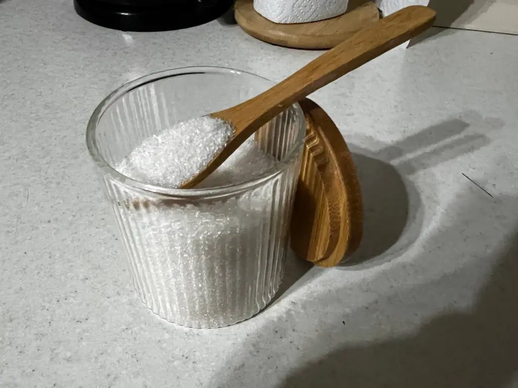 Перед покупкой сахара обязательно проверяю его состав и замечаю сильную разницу во вкусе и примесях