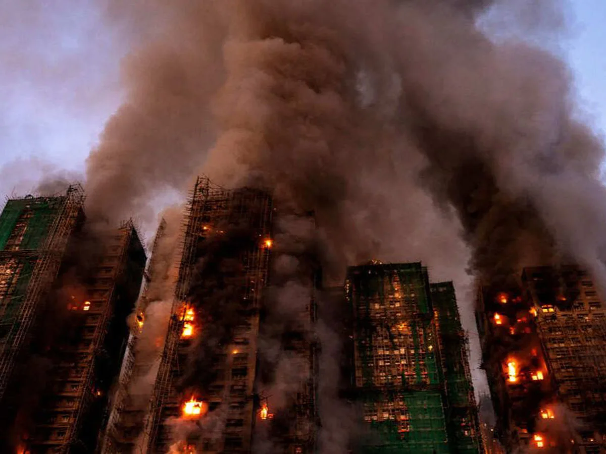 Ужасный пожар в Гонконге: 44 жертвы, 279 человек числятся без вести пропавшими0