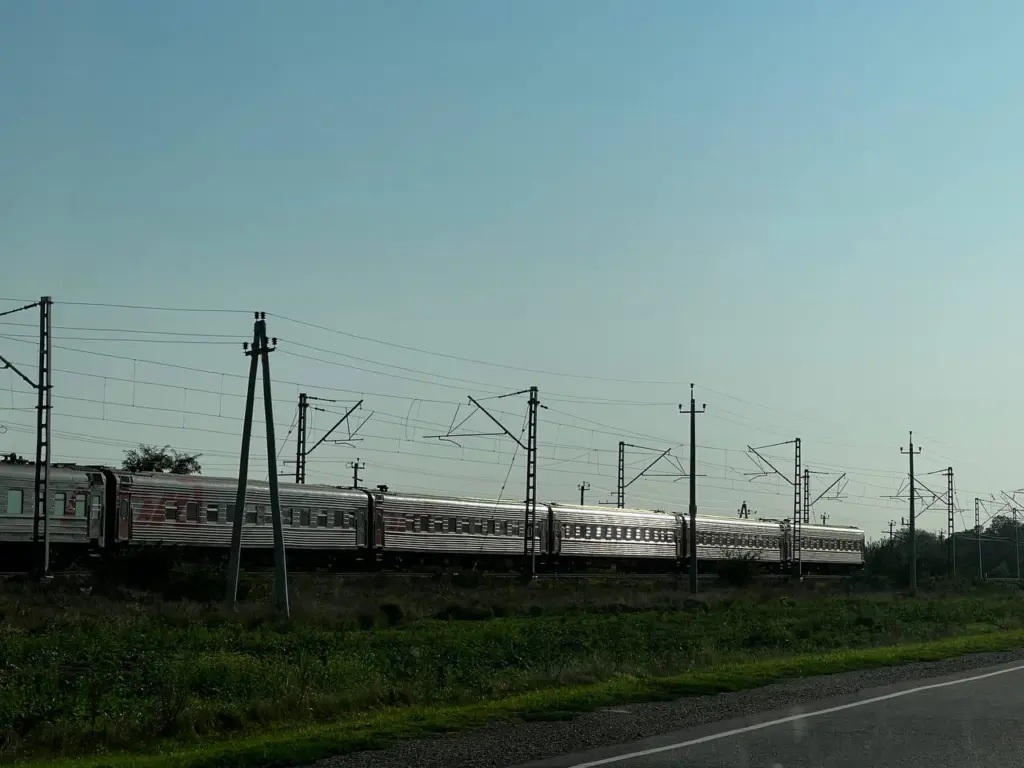 В РЖД изменили правила в плацкарте убрав верхние полки и сколько теперь стоит проезд