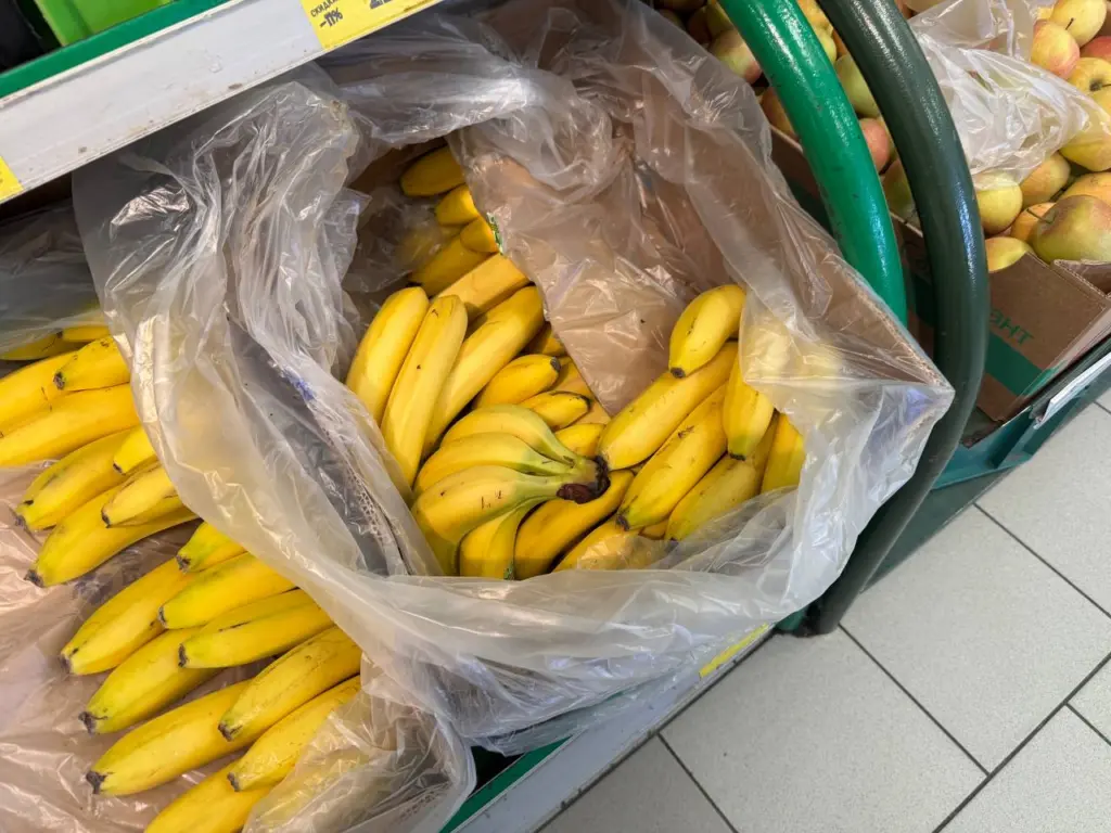 Почему сотрудники «Магнита» и «Пятёрочки» уносят маленькие пакетики из ящиков с бананами домой