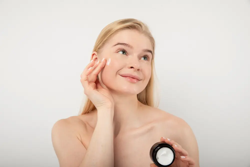 Морщины исчезают, как снег весной: это природное средство эффективно осветляет кожу и восстанавливает ее фарфоровое сияние