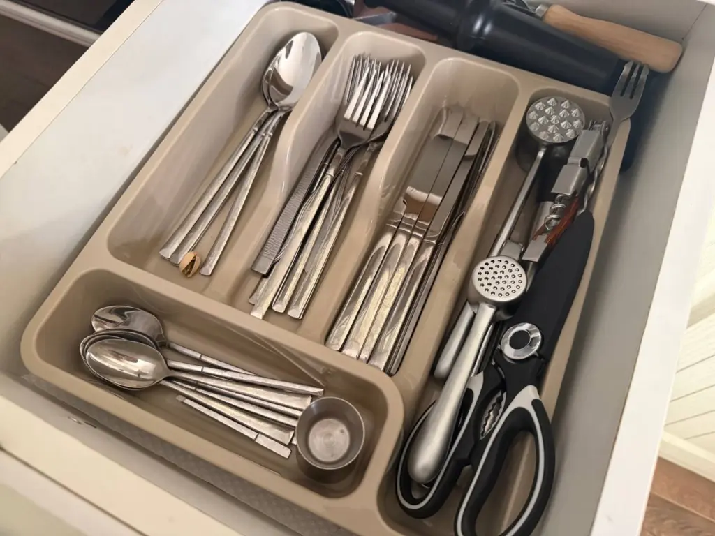 Не спешите выбрасывать старые ложки и вилки — из них можно создать уникальный домашний декор: интересный лайфхак