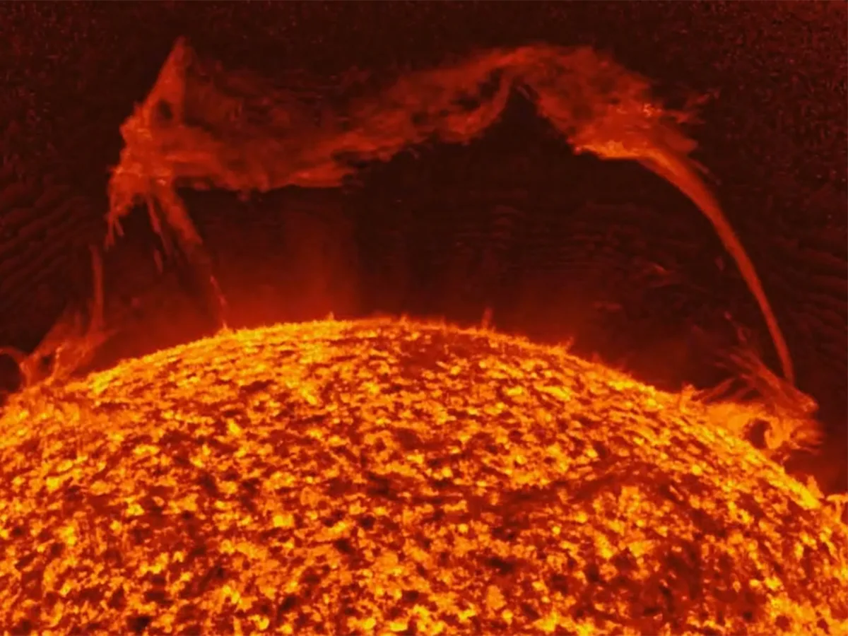 Ученые: с Солнца содран гигантский «царь-протуберанец», превышающий Землю в 80 раз0