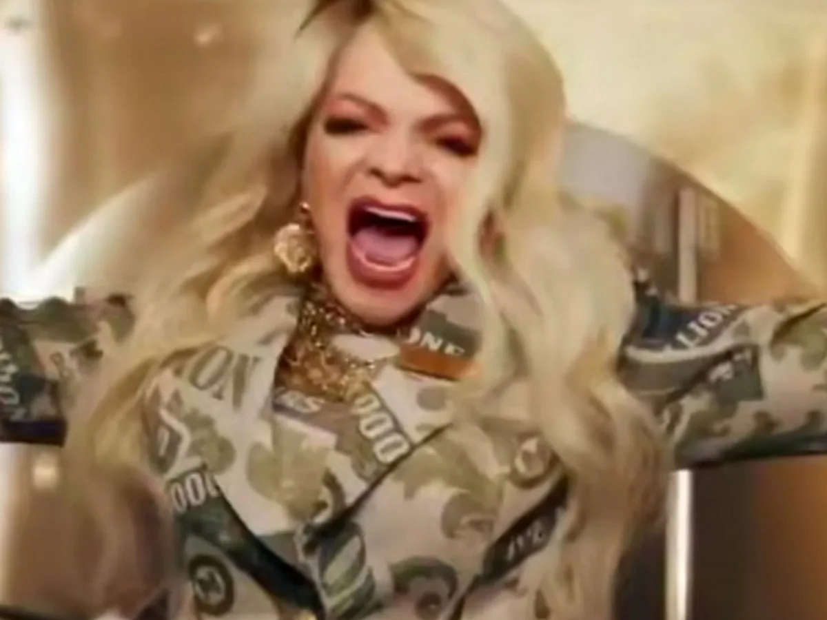 Долина, купающаяся в долларах, шокировала сеть новым видео с криком «За деньги да»0