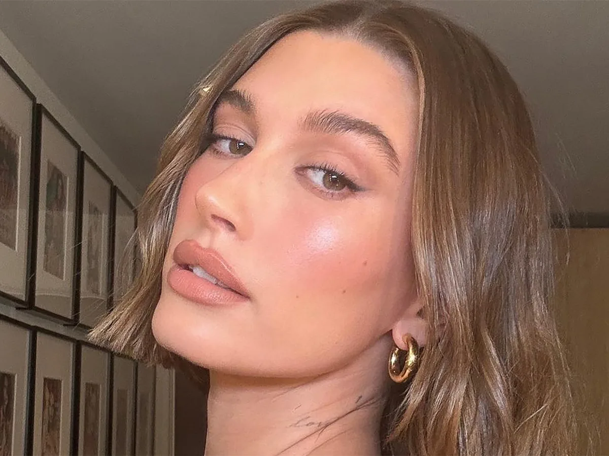 Хейли Бибер в откровенном наряде продемонстрировала соблазнительные формы на камеру0