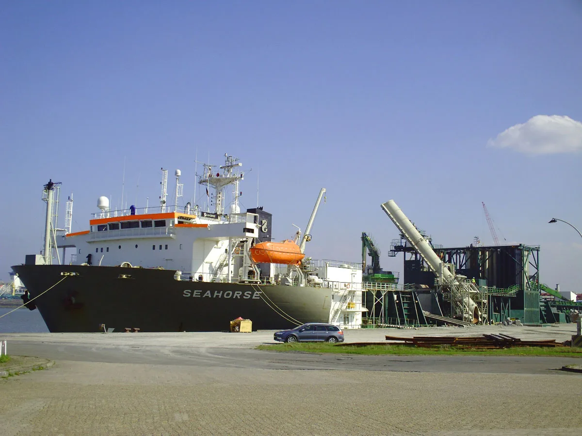 Эсминец США перекрыл маршрут российскому танкеру, сообщает Bloomberg0