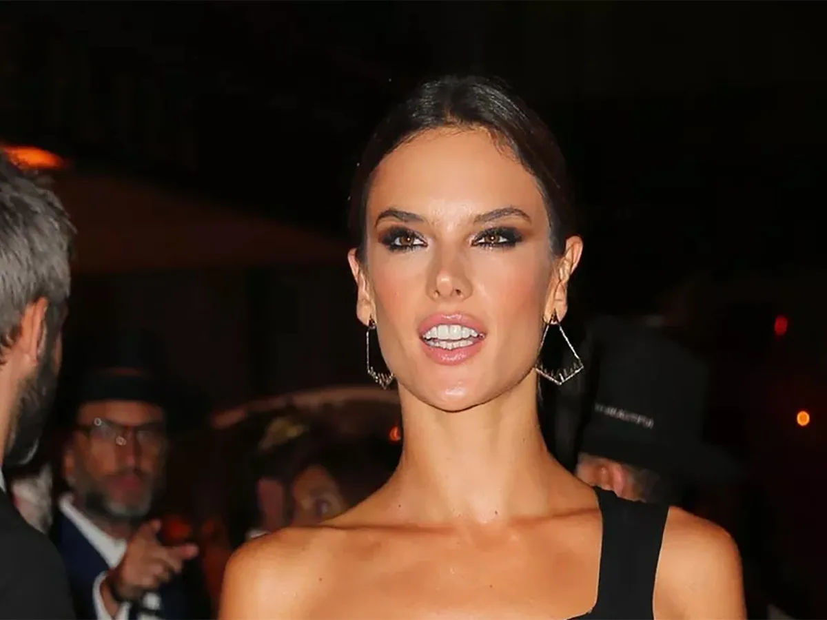 Алессандра Амбросио в бикини с любимым: новые фото супермодели0