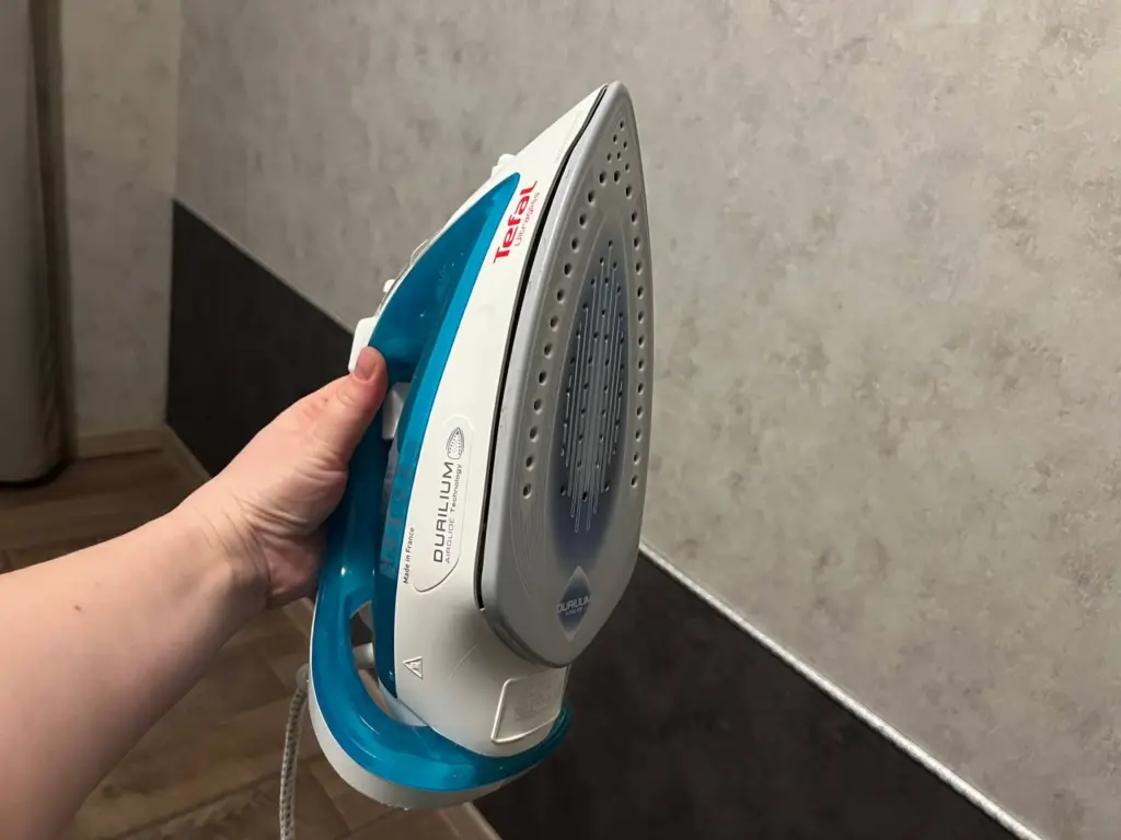 Верните утюгу первозданный вид: очищаем всего за несколько минут без химических средств — простой рецепт из двух кухонных ингредиентов