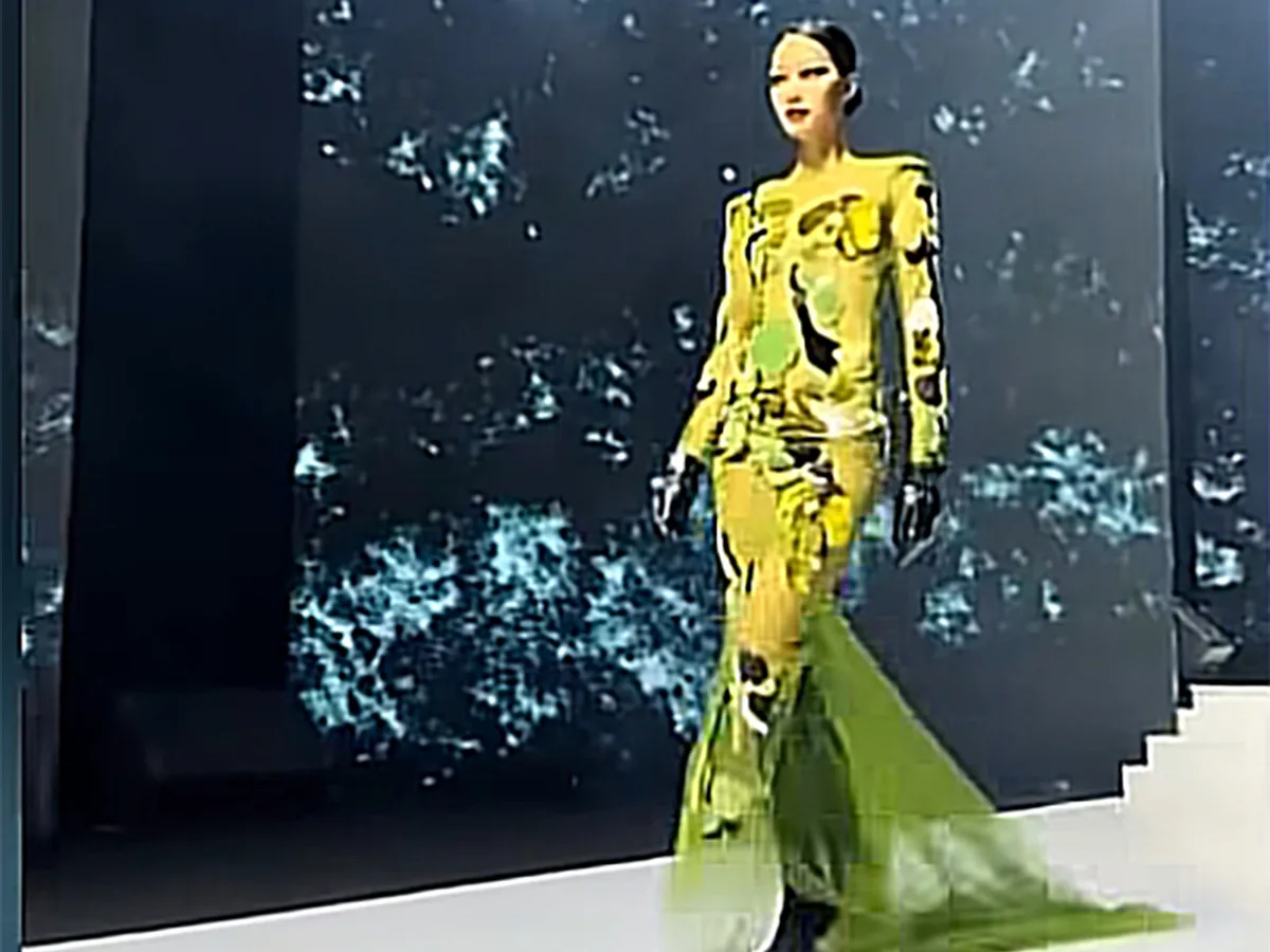 Падение манекенщицы на подиуме стало настоящим хитом среди пользователей Интернета0