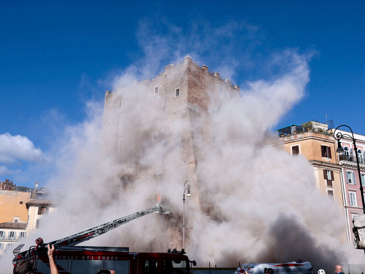 Захарова обрушилась с критикой на итальянские СМИ после обрушения средневековой башни в Риме0