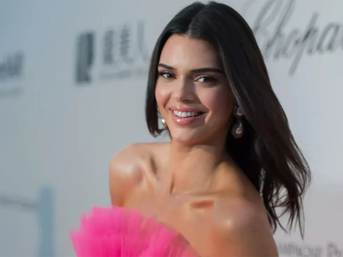 Кендалл Дженнер сделала топлес-фото с книгой на груди0