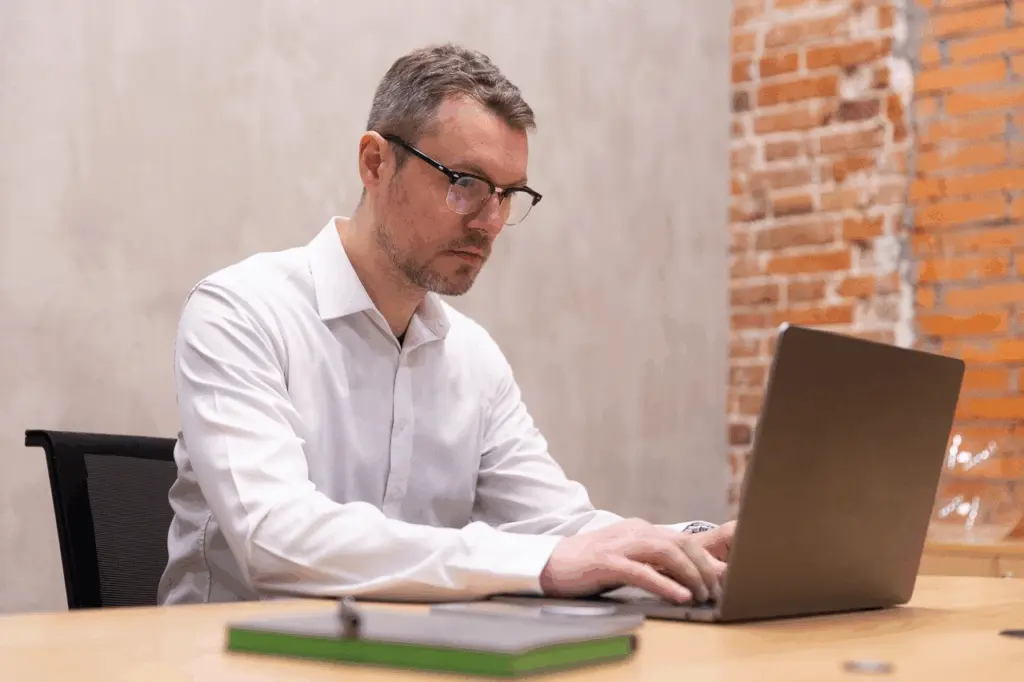 Расчёт премий или задолженность – какие опасные письма открывают работники