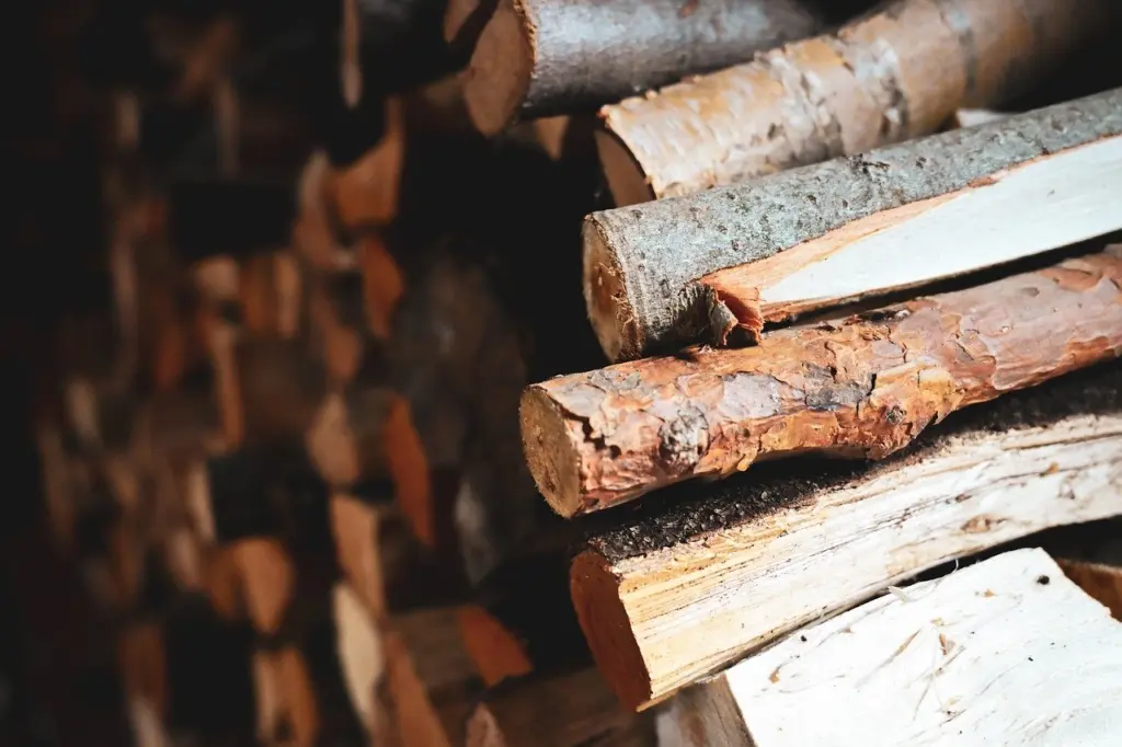 Как я третий год топлю печку одним «вечным поленом» и уменьшил расход дров вдвое — секреты деревенских жителей
