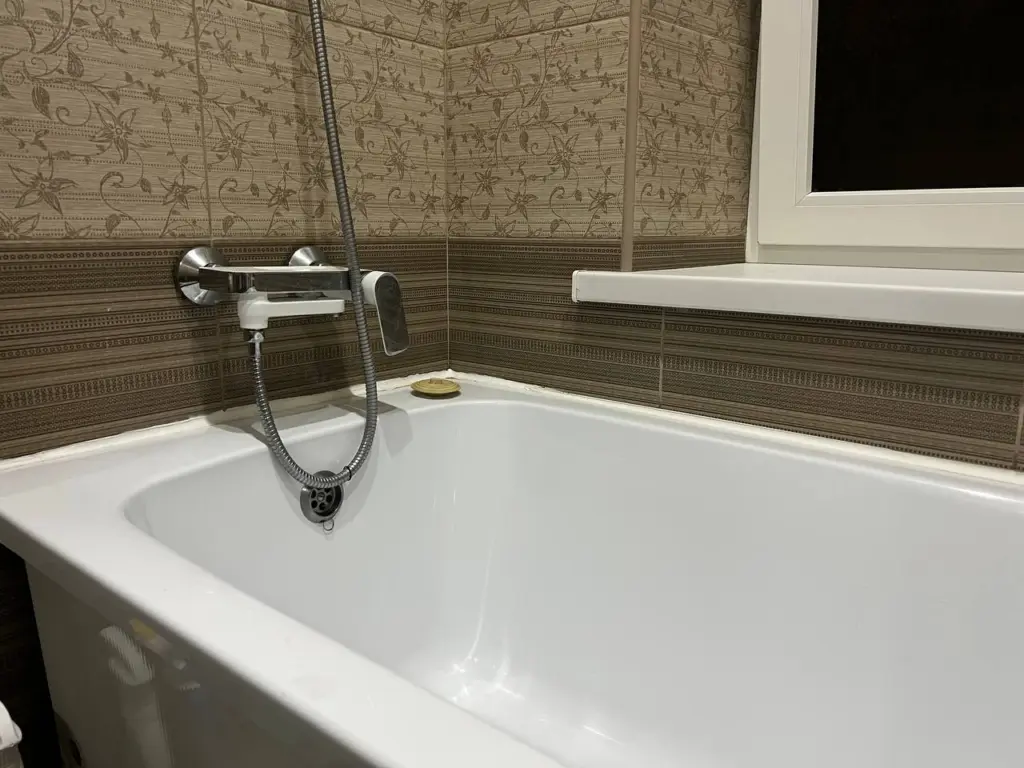 Полстакана на стенки — и ваша ванна станет белее снега: без налета и ржавчины — сверкает даже в темноте