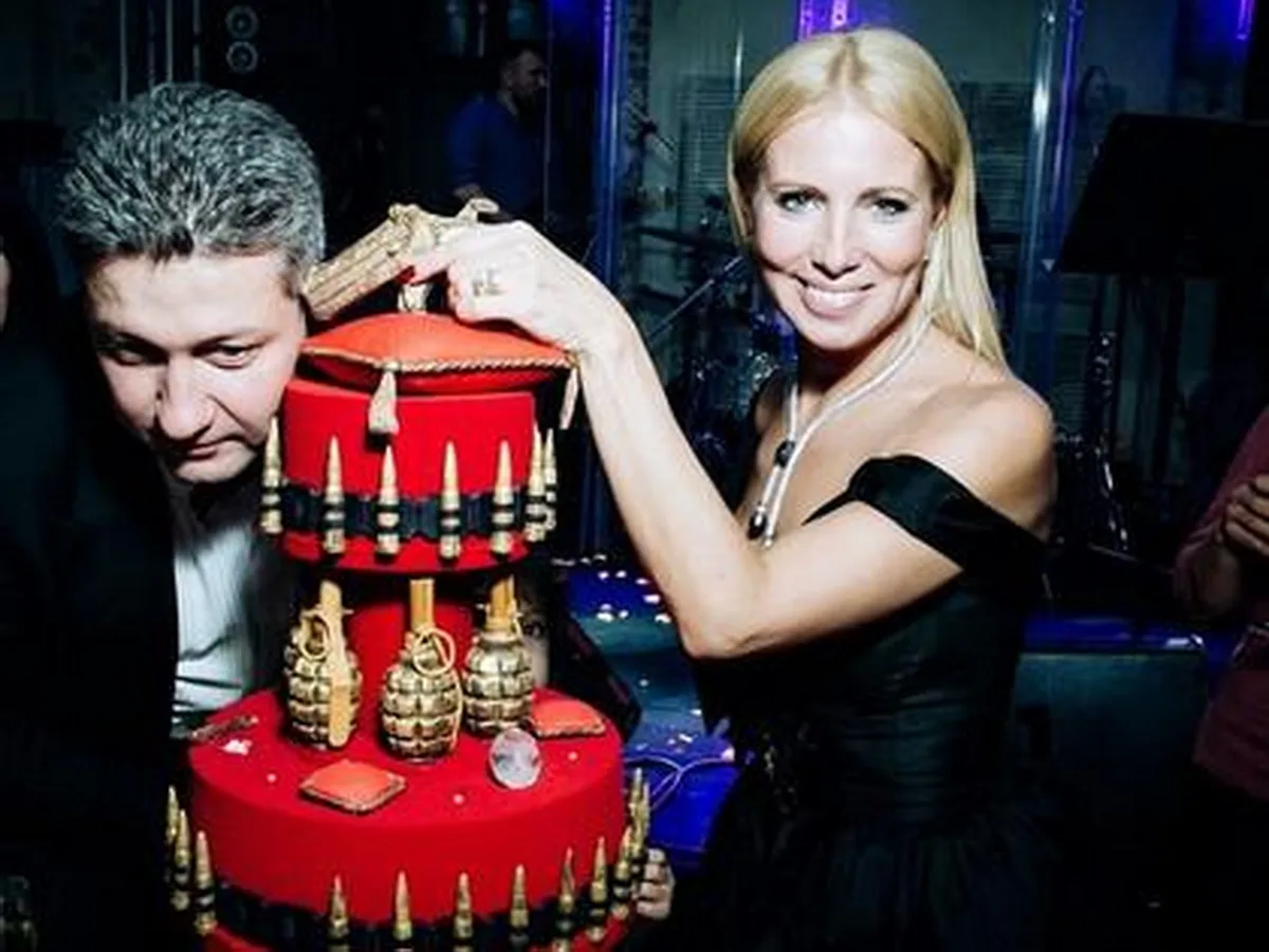 Экс-супруга Тимура Иванова, осужденного на 13 лет, сменила фамилию и живет на широкую ногу, несмотря на его судимый статус0
