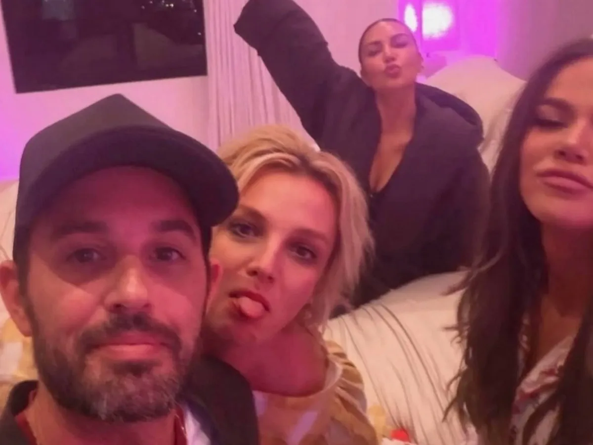 Бритни Спирс продемонстрировала Кардашьян своё эффектное нижнее бельё0