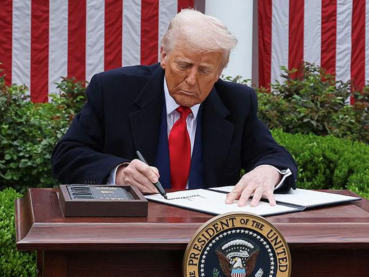 Трамп утвердил законопроект о раскрытии документов Эпштейна0