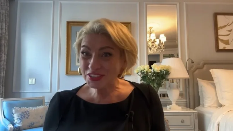 Анжела Перл стоп-кадр из YouTube-канала Анжелы Перл (18+)