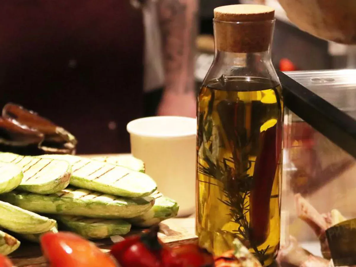 Роскачество: каждая вторая бутылка оливкового масла содержит подделку — какие марки стоит избегать0