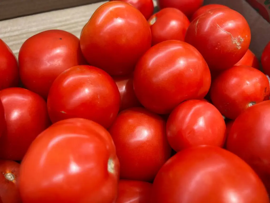 Узнайте простой способ легко очистить помидоры от кожуры без кипятка