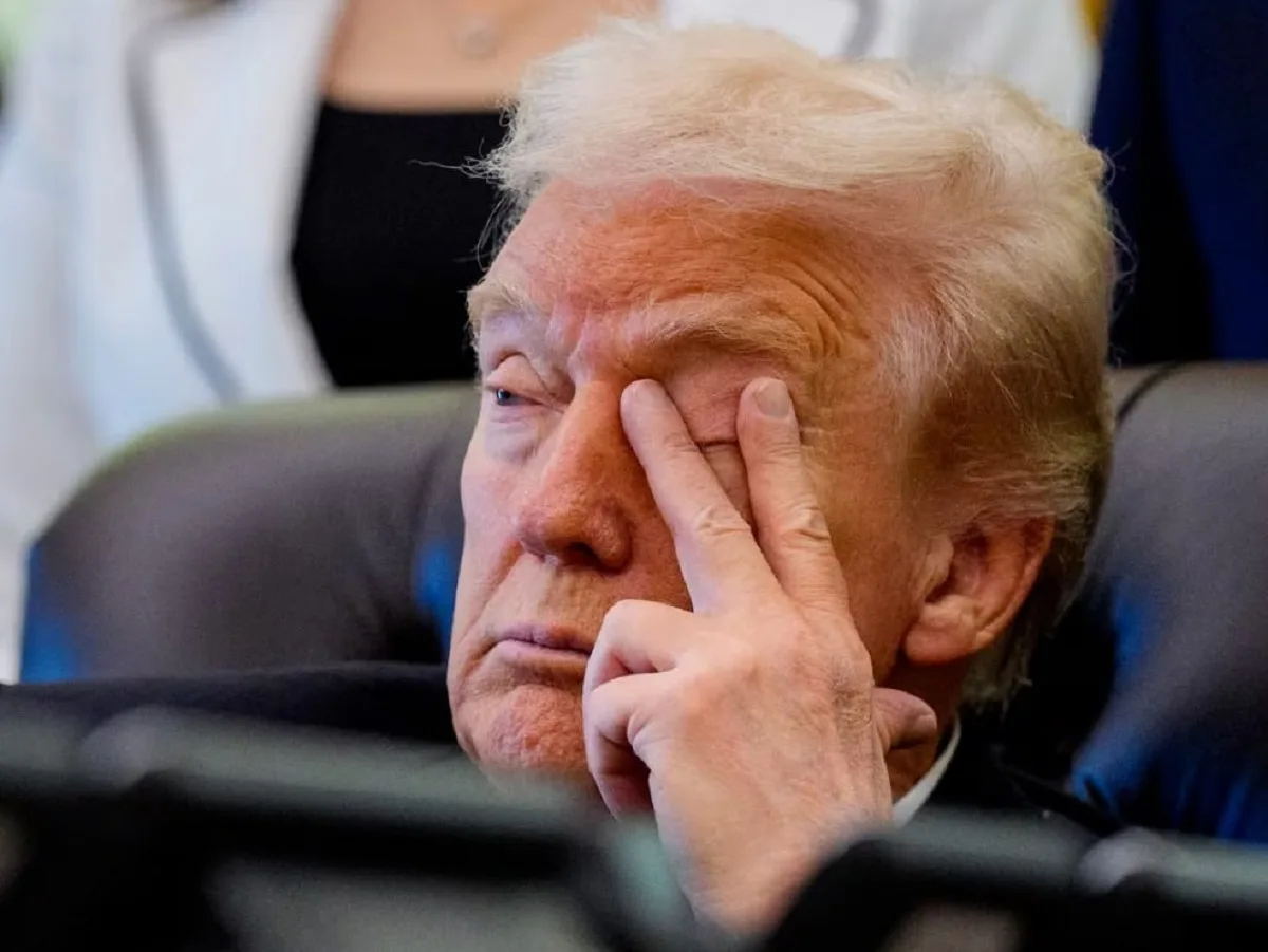 В Сети высмеяли человека который уснул на встрече с Трампом0