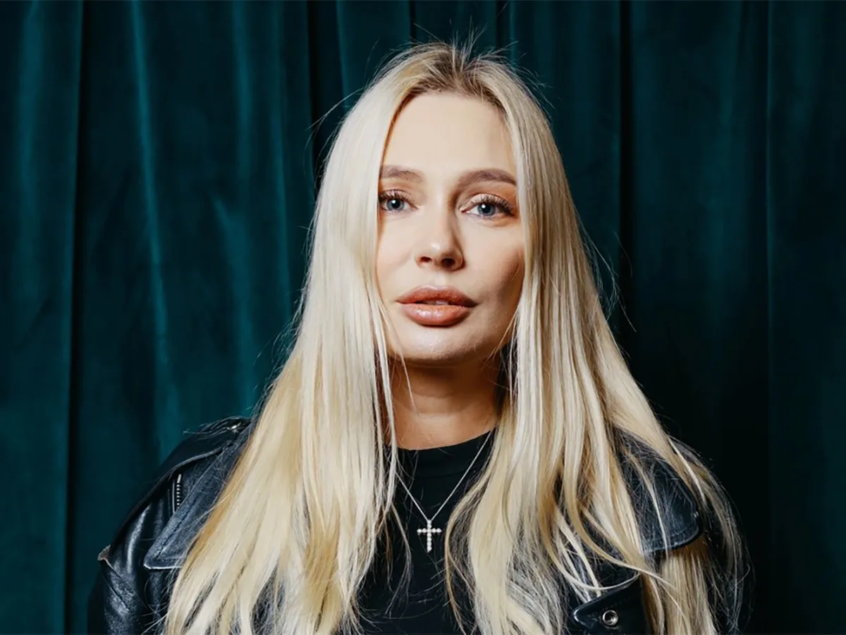 Звезда сериала «Универ» появилась на публике без бюстгальтера0