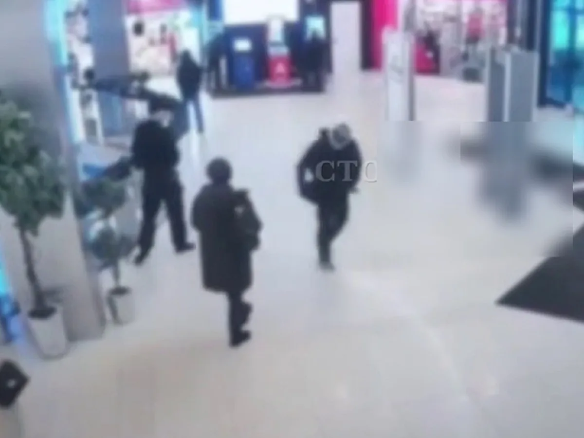 В Москве 16-летний парень напал на охранника в ТЦ, ранив также полицейских0