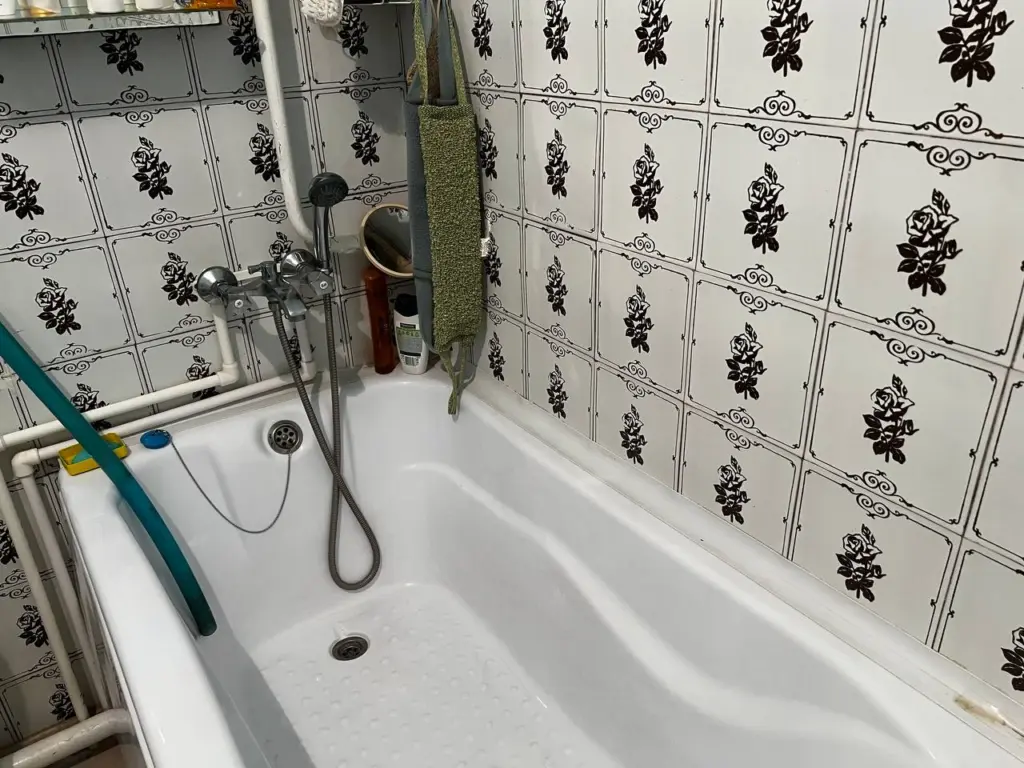 Использую средство из косметички и отправляюсь в ванную – засор исчезает мгновенно: эффективность выше, чем у «кротов» и гранул