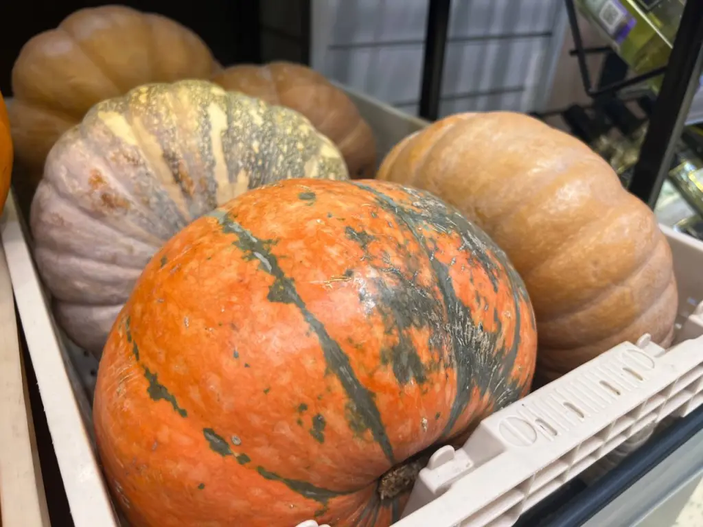 Тыква у нас не задерживается, просто смешиваю ее с кефиром: в результате – целая гора аппетитных оладьев на завтрак