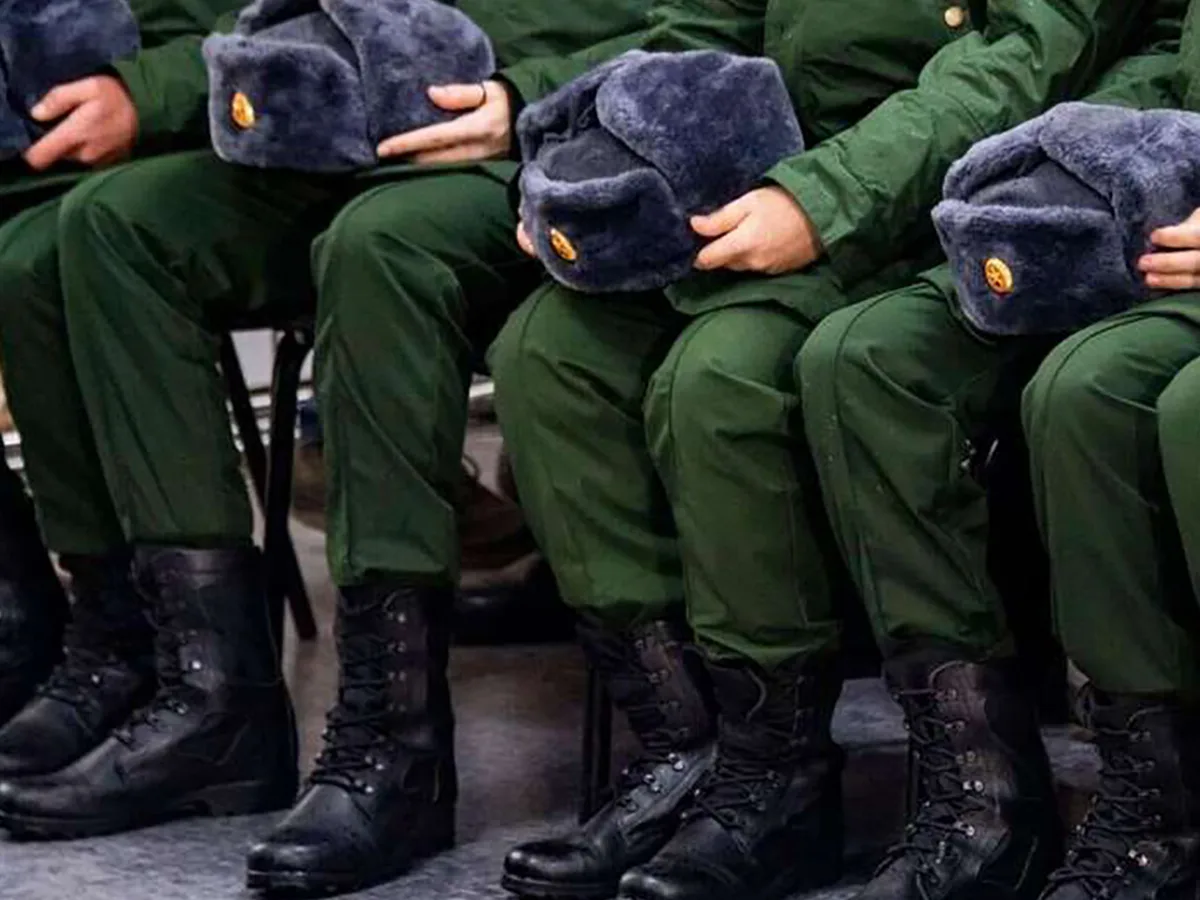 В Госдуме отклонили предложение о троекратном увеличении зарплат срочников: в настоящее время их оклад составляет 2758 рублей в месяц0