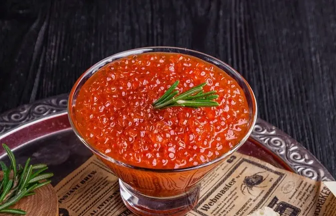 Цены на новогодний деликатес продолжают расти, несмотря на удачную путину